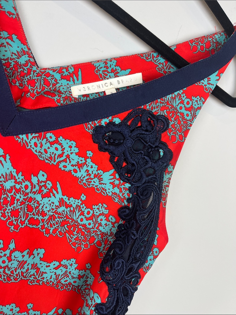 Veronica Beard 100% Silk Tank Red Teal Floral V-Neck Navy Lace-Trim Size Large - Picture 2 of 8